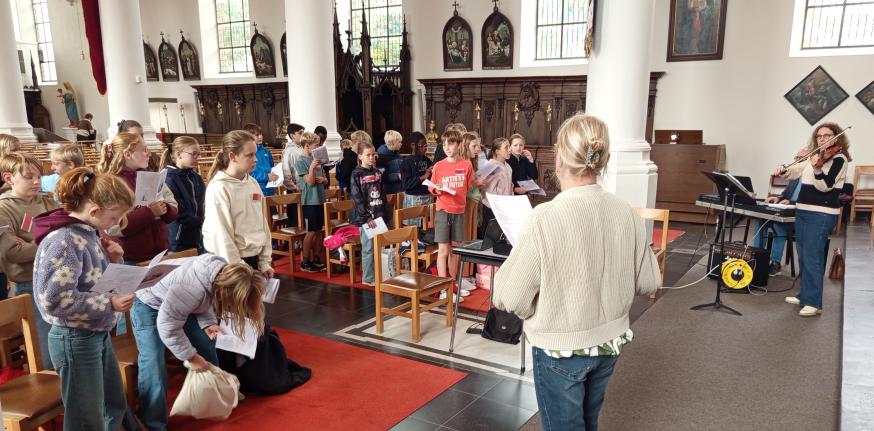 Vormelingendag: bezinning en zang bij Agnès, Sarah en Koen 