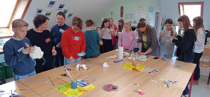 Vormelingendag: we knutselen bij Debora en Katja een doopschelp met onze naam in 
