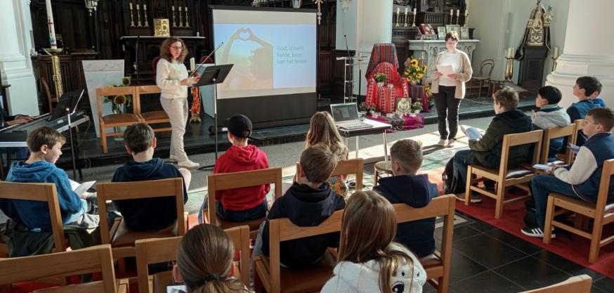 Bezinning in de kerk en liedjes aanleren 
