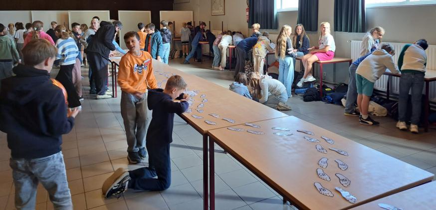 Het grote slotspel. Via opdrachten verzamelen we voetstappen om naar de Jordaan te geraken. Daar zal Johannes ons dopen. 