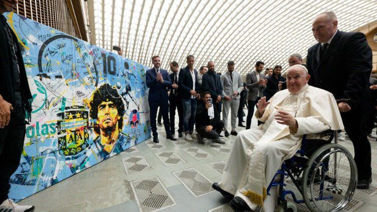 Paus Franciscus ontmoet de spelers van de match voor vrede © Vatican Media