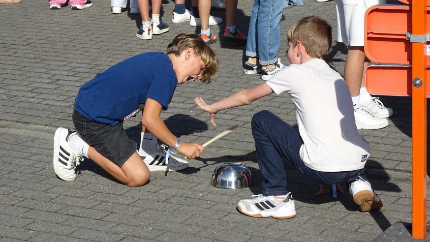 Lawaai maken voor Vrede © J. Follet