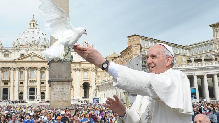 Franciscus laat een vredesduif vliegen op het Sint-Pietersplein © Vatican Media