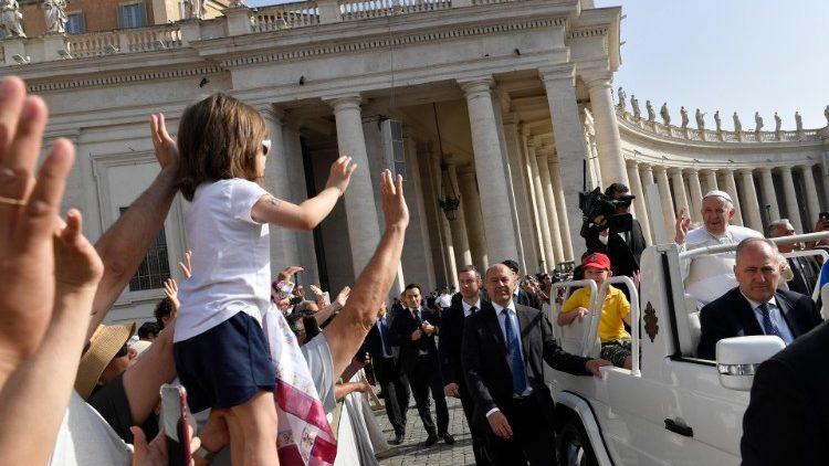 Paus Franciscus had vanmorgen al een eerste ontmoeting met gezinnen © Vatican Media