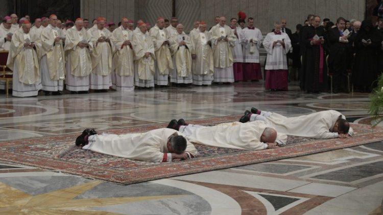 Wijding van de nieuwe bisschoppen in de Sint-Pietersbasiliek © Vatican Media