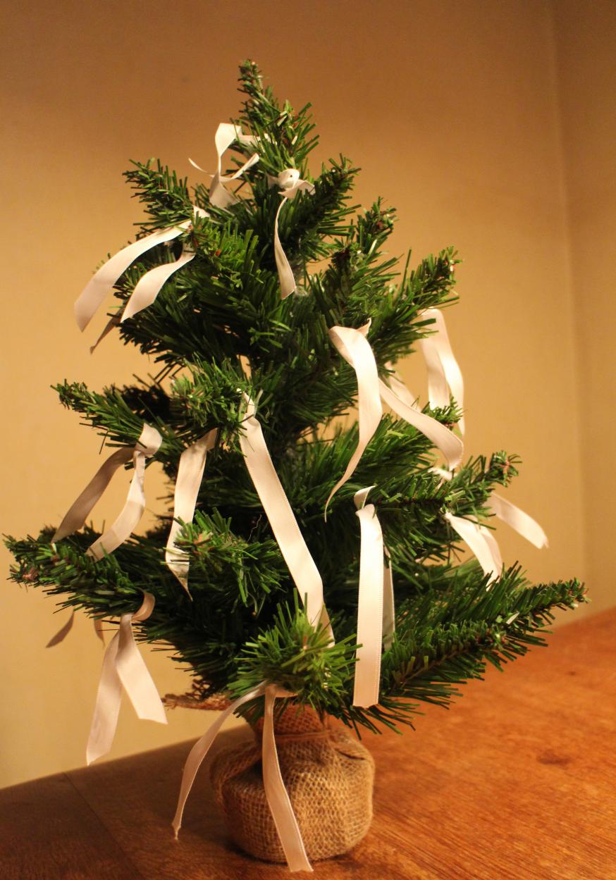 Kerstboom met witte lintjes © RvH