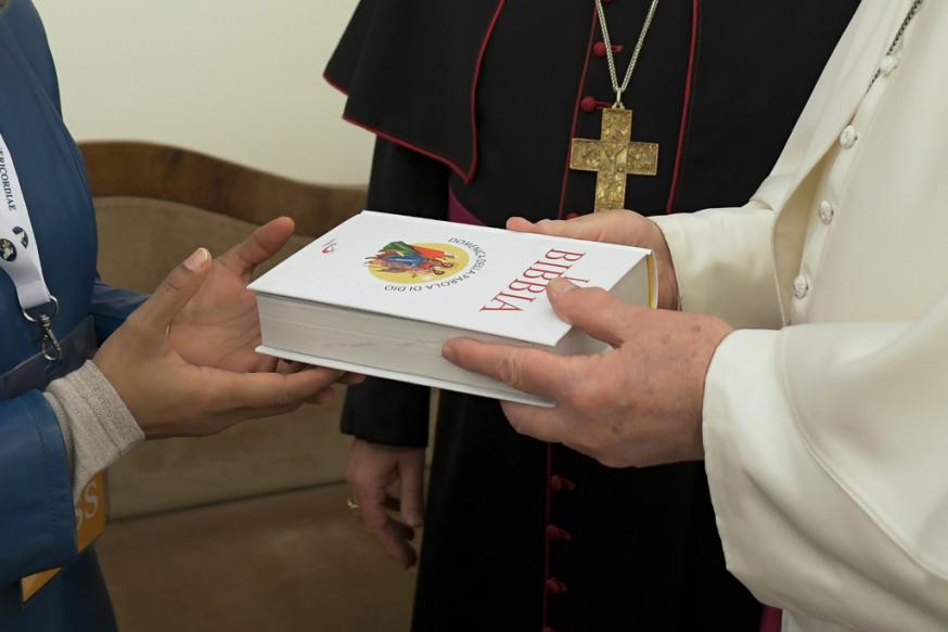 Paus Franciscus overhandigt persoonlijk Bijbels op de Dag van het Woord © Vatican Media
