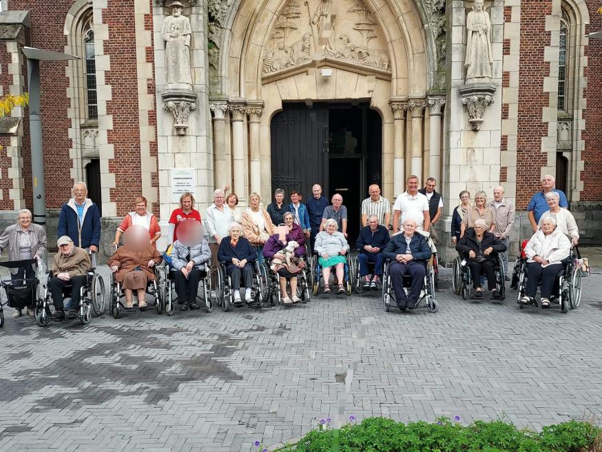 WZC De Kroon bezoekt de kerk-1 