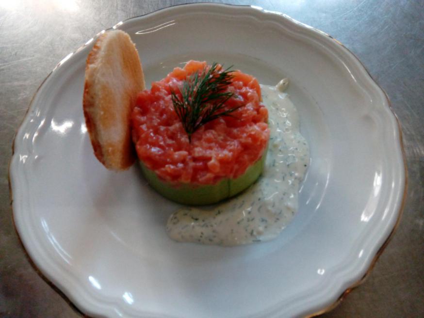 Zalmtartaar, vegetarisch gerecht uit de keuken van de karmelieten in Brugge. Zalmtartaar, vegetarisch gerecht uit de keuken van de karmelieten in Brugge.