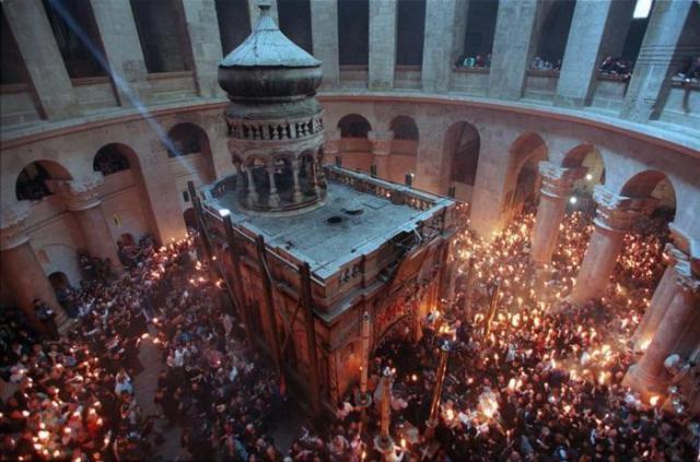 De Aedicula met de graftombe binnen in de Heilige Grafkerk in Jeruzalem © Heilige Grafkerk Jeruzalem