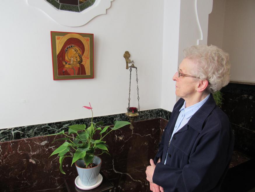 Zuster Joannicia leerde na haar pensioen als diensthoofd in een psychiatrisch ziekenhuis iconen schilderen. © Babs Mertens
