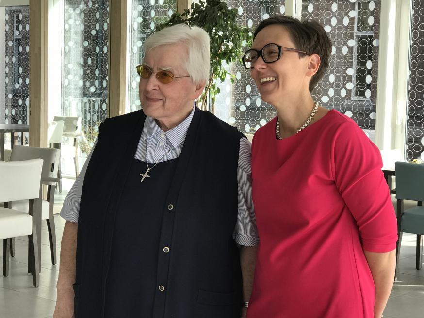 Zuster Jacinta Gilles en Laurence Degreef, directeur wzc Annuntiaten Heverlee. © Lieve Wouters