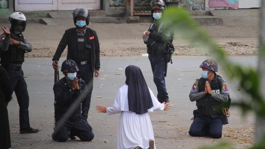 Zuster Roza stapte onverschrokken toe op de militairen en vroeg geen geweld te gebruiken © r.r.