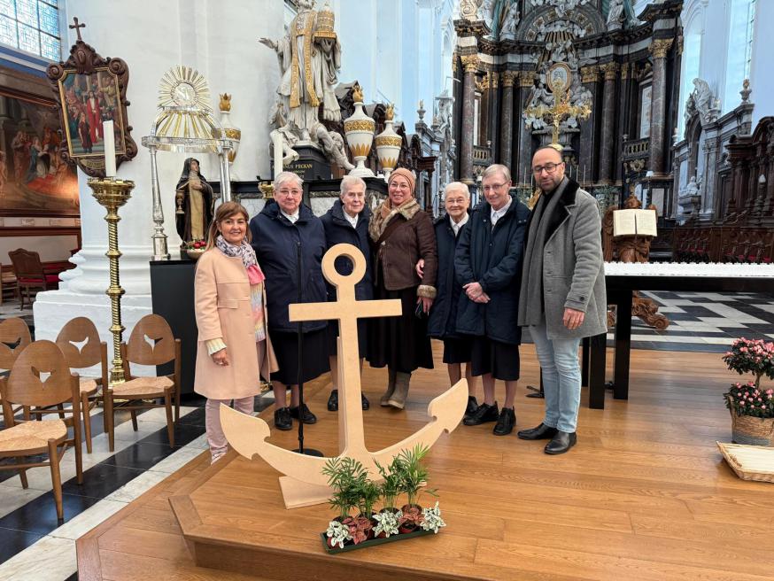 Zusters Heilige Harten Ninove met enkele moslims met het Anker van Hoop © Alexander Vandaele