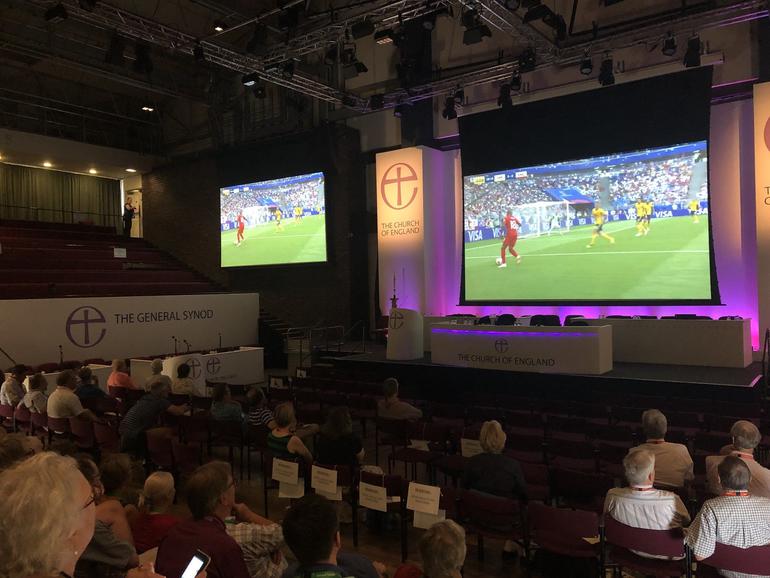 De synode van de anglicaanse kerk werd onderbroken voor de WK-match van Engeland © C of E De synode van de anglicaanse kerk werd onderbroken voor de WK-match van Engeland © C of E