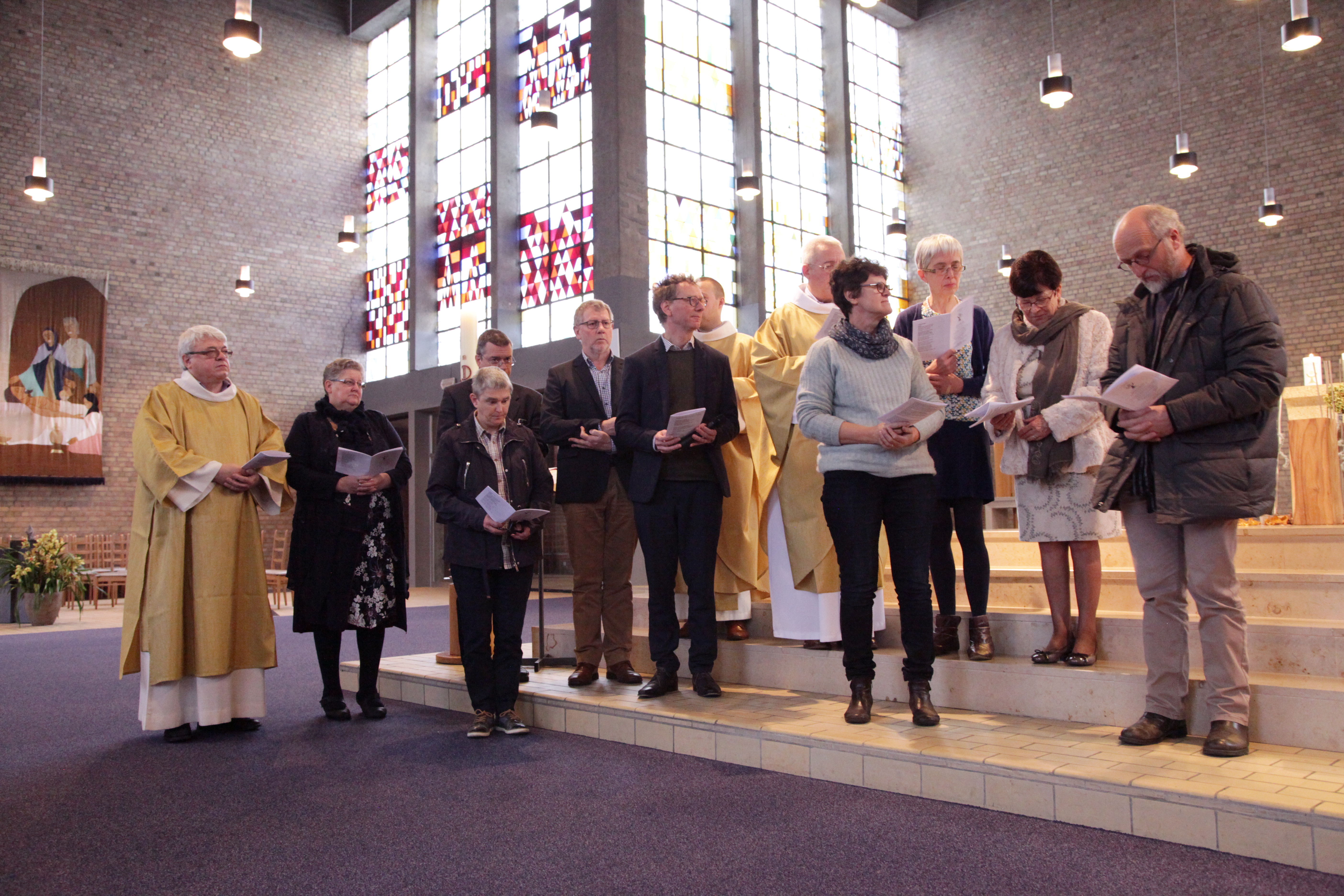Tijdens de viering spraken de teamleden gezamenlijk hun engagement uit tegenover diocesaan administrator E.H. Koen Vanhoutte Tijdens de viering spraken de teamleden gezamenlijk hun engagement uit tegenover diocesaan administrator E.H. Koen Vanhoutte