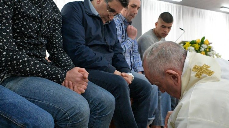 Paus Franciscus waste en kuste de voeten van twaalf gedetineerden in de gevangenis van Velletri © Vatican Media Paus Franciscus waste en kuste de voeten van twaalf gedetineerden in de gevangenis van Velletri © Vatican Media
